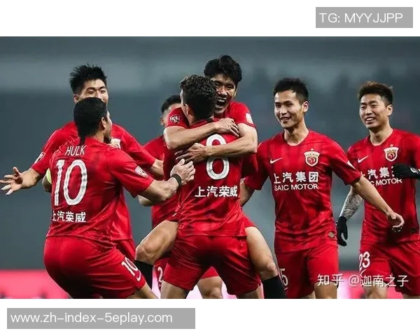 上海上港与山东鲁能激战正酣谁能在中超赛场笑到最后